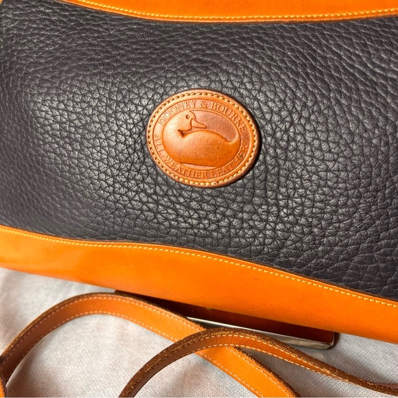 Dooney & Bourke Black and Tan Leather Crossbody Shoulder Bag, great condition - Picture 6 of 17